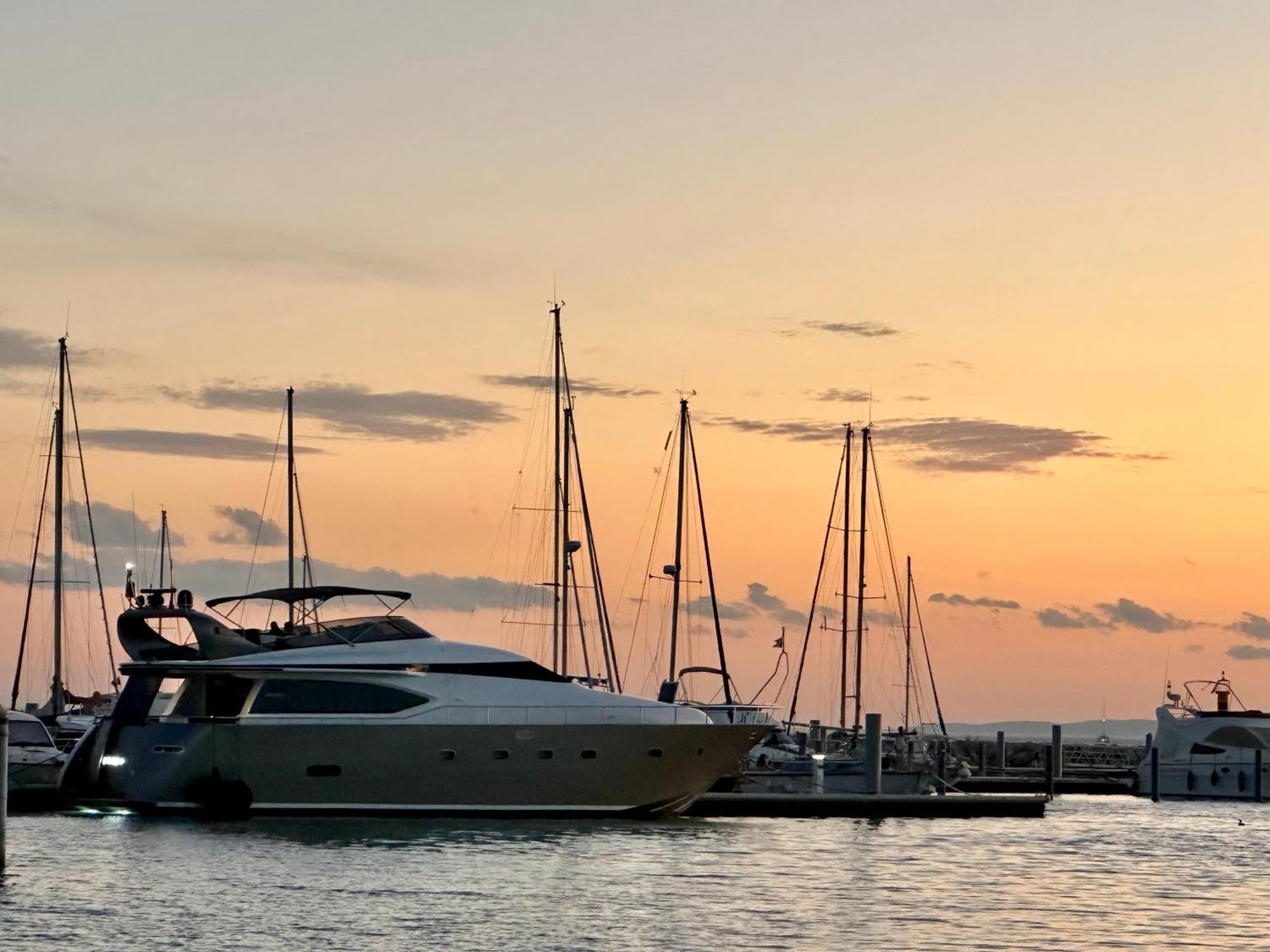 Motoryacht 21 Avec Equipage Hotel Barcelona Exterior photo